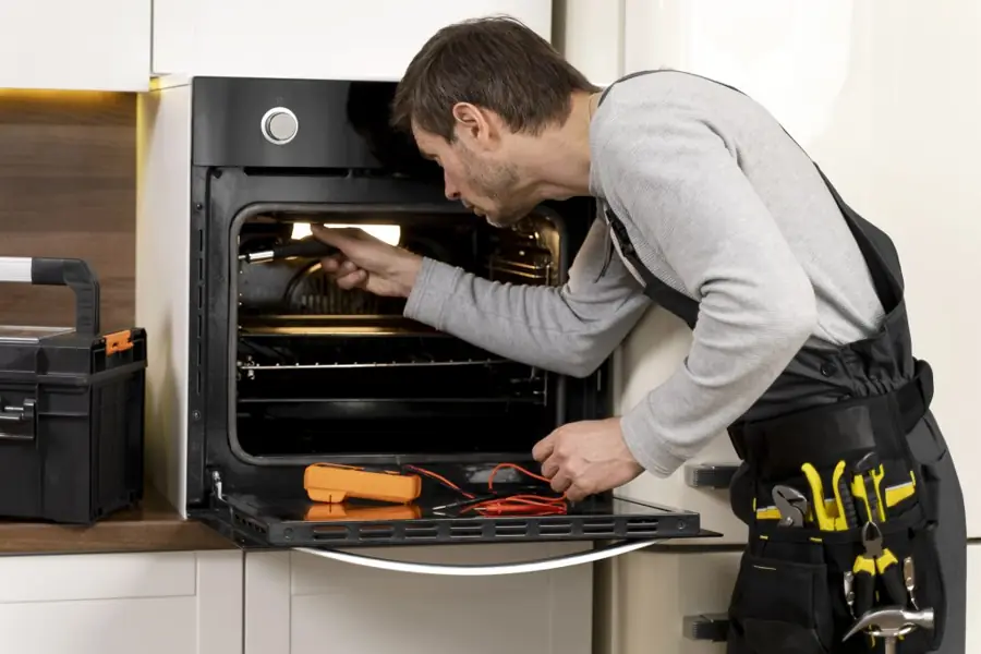 Técnico reparando un horno